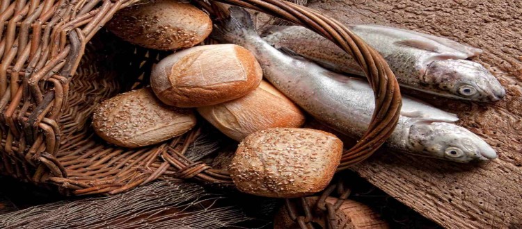basket-bread-rolls-fish-750x330.jpg